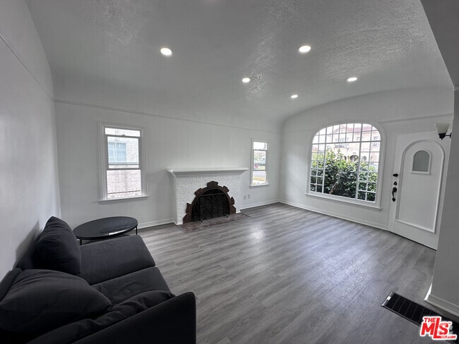 Building Photo - 1116 W 64th St Rental