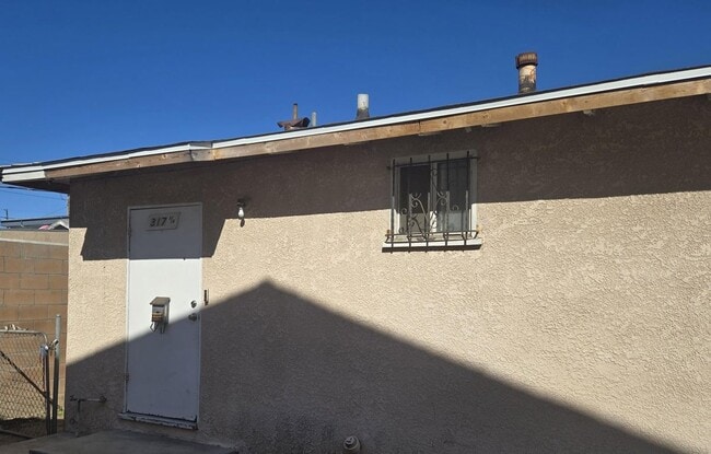 Photo - 317 Warren Ln