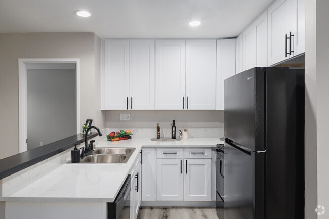 3BR, 2BA - 980SF - Kitchen - Parkway Village