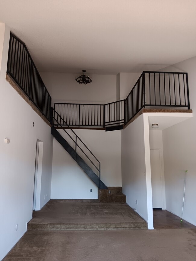 Building Photo - 10965 Fruitland Dr