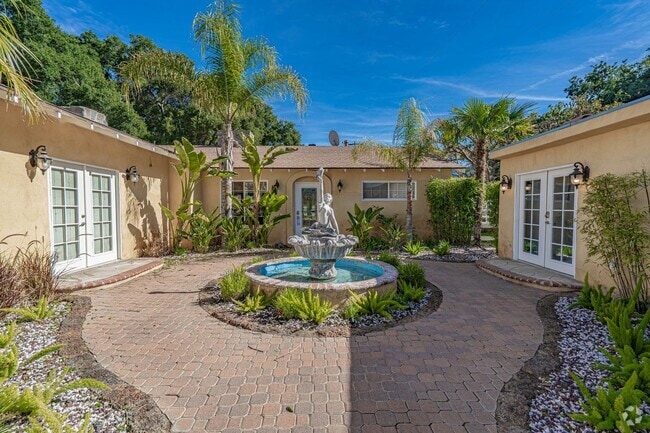 Building Photo - Stunning 4-Bedroom Pool Home for Rent in S...