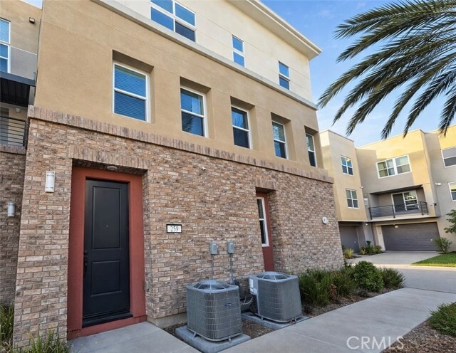 Building Photo - 259 Steely