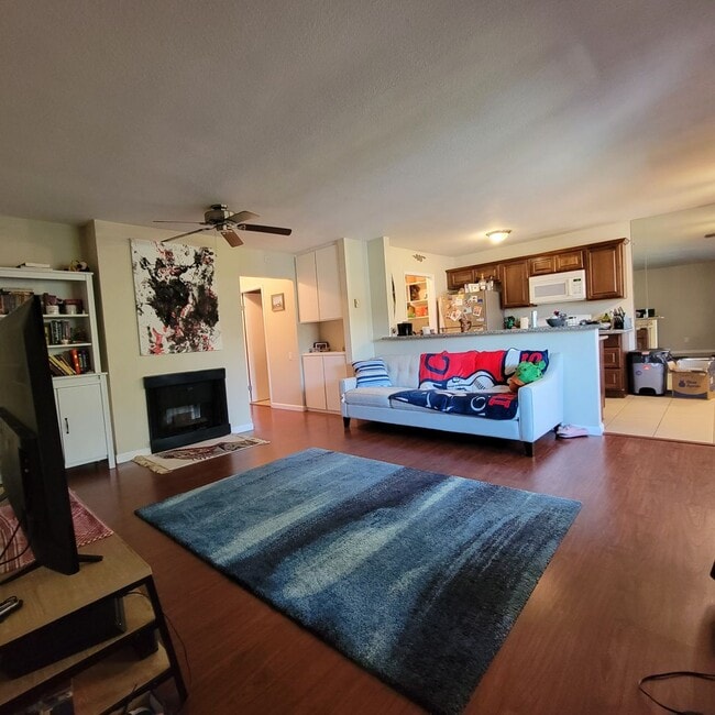 Spacious 2 bedroom 1 bathroom Condo with L... - Spacious 2 bedroom 1 bathroom Condo with L...