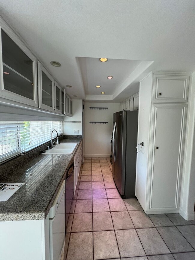 Photo - Tri-Level 2bed 2.5 bath Huntington  Beach ...