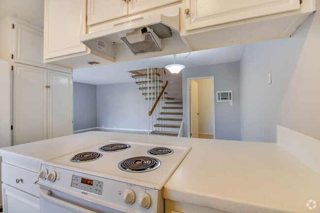 Building Photo - *** LIGHT & BRIGHT 3 BEDROOM 1.5 BATH HOME...