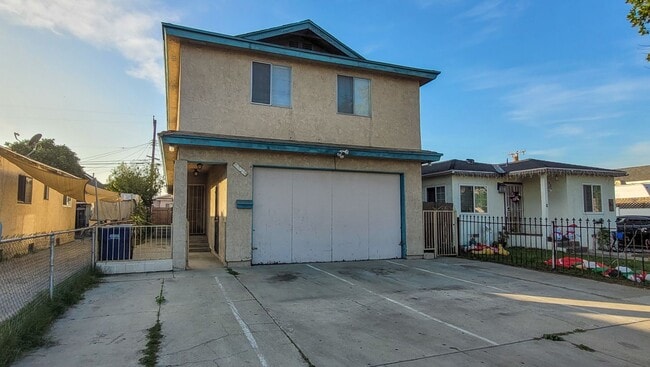 Photo - 6 Bedroom 3 Bath Two Story House with REMODELED Kitchen and Bathrooms Available Now!