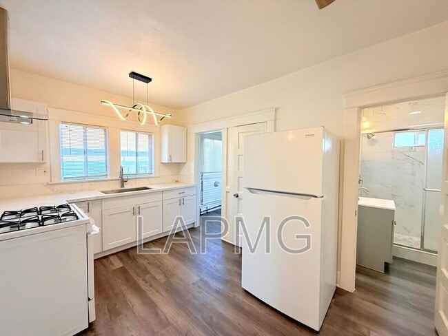 Building Photo - 1910.5 Daly St