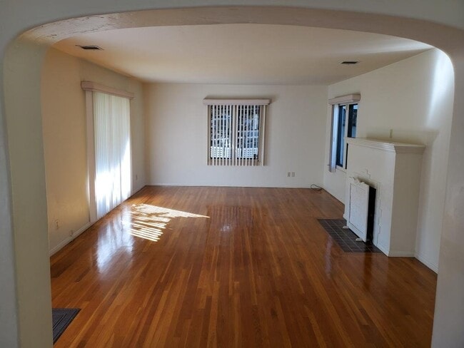 Photo - 260 C Ave