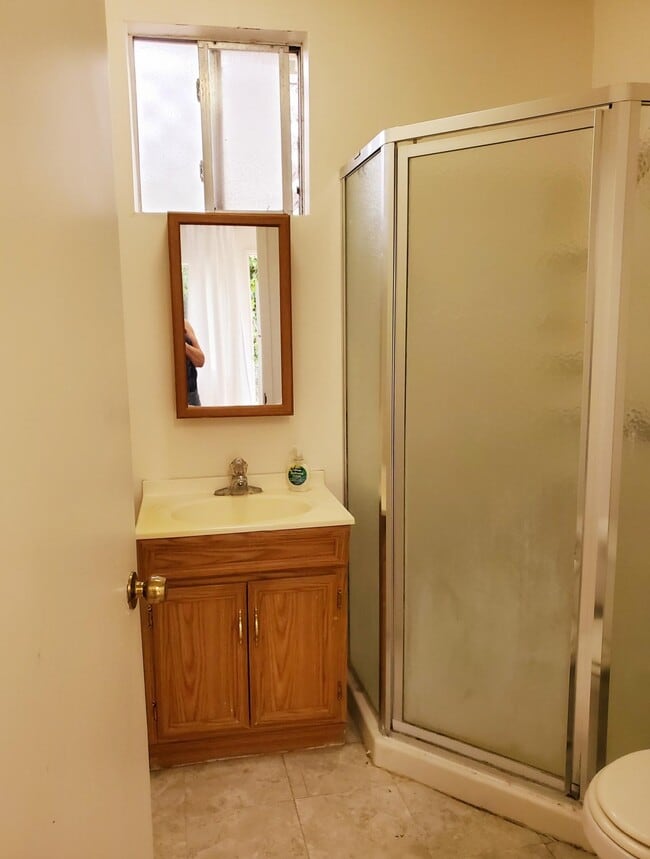 Bath - 2418 32nd St Unit GH