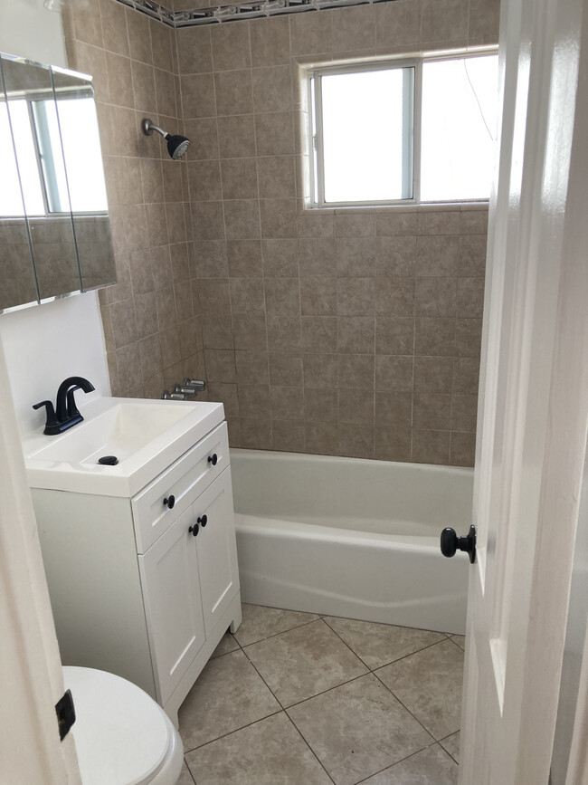 Photo - 1032 N Croft Ave