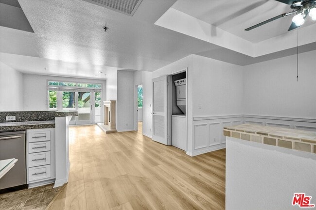 Building Photo - 2222 Beachwood Dr Unit 302