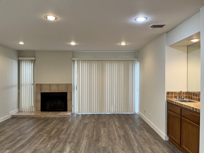 Building Photo - 18241 Andrea Cir N Unit Number 2