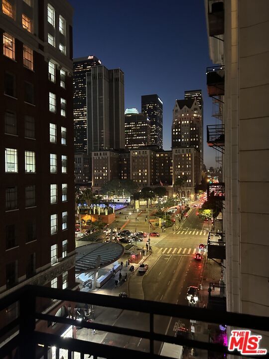 Building Photo - 315 W 5th St Unit 903