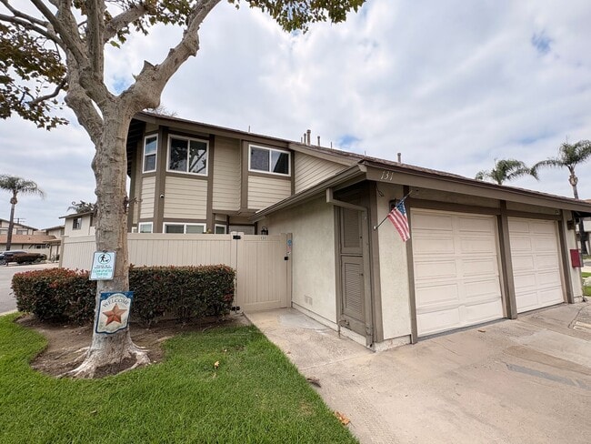 Building Photo - 3 Bed, 2.5 Bath in Ontario!