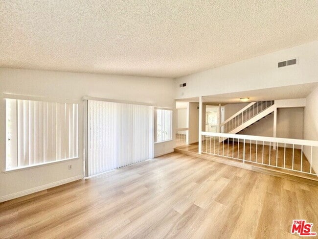 Building Photo - 10464 Larwin Ave