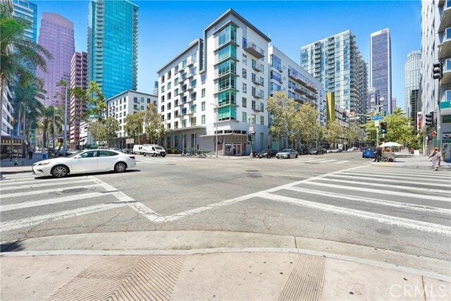 Building Photo - 645 W 9th St Unit 314
