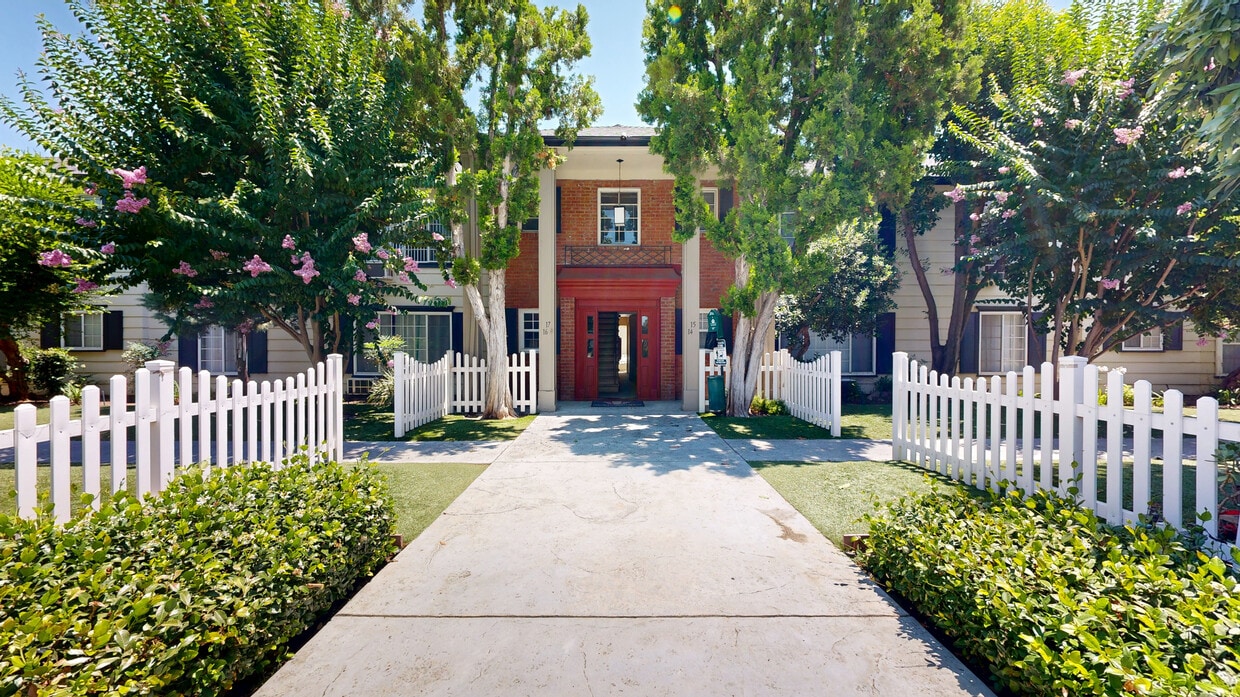 3D Tour - Colonial Manor Apartments