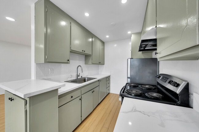 Building Photo - 200 N Oxford Ave Unit 11 Rental