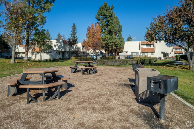 Brookside Park Apartments - Barbecue and Picnic Area - Brookside Park Apartments