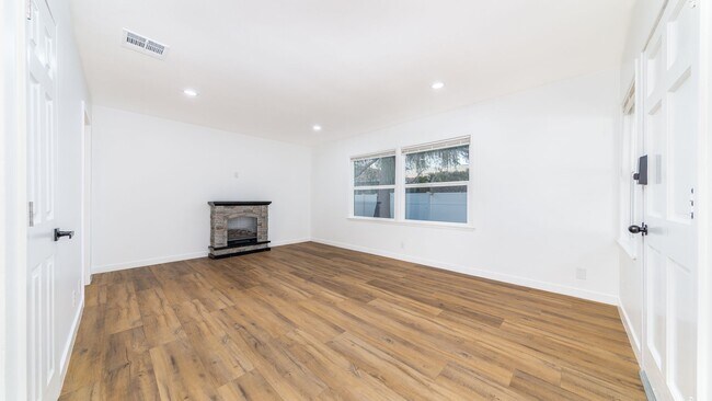 Photo - 5816-5818 Kester Ave