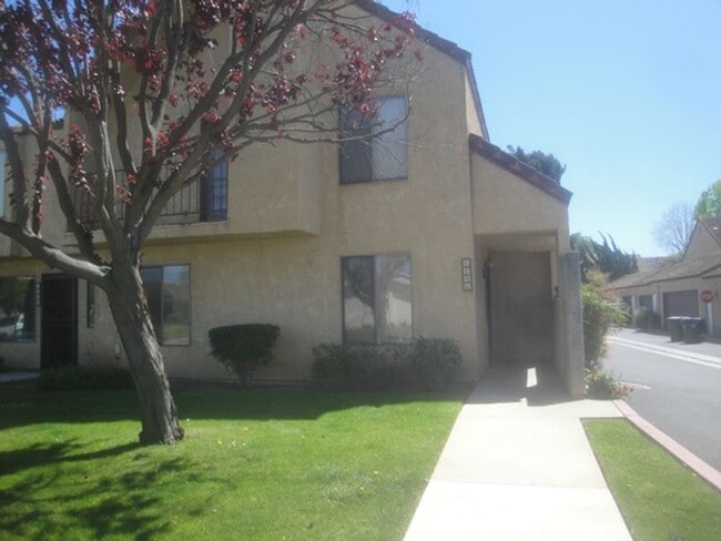 Building Photo - Spacious Two Story Townhome