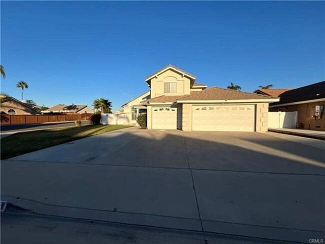 Building Photo - Beautifully Menifee Home with Three-Car Ga...