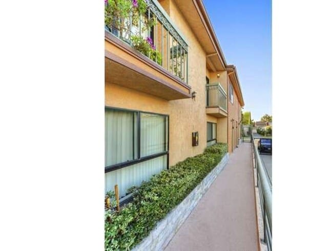 Photo - 1144-15-8 Rosedale Ave Unit 4