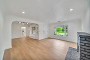 Photo - 546 S Beachwood Dr House