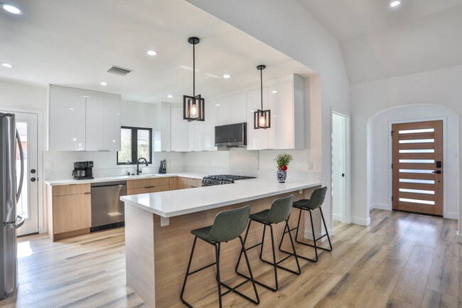 Photo - Fully Furnished 3BR Home in Long Beach W/ Appliances