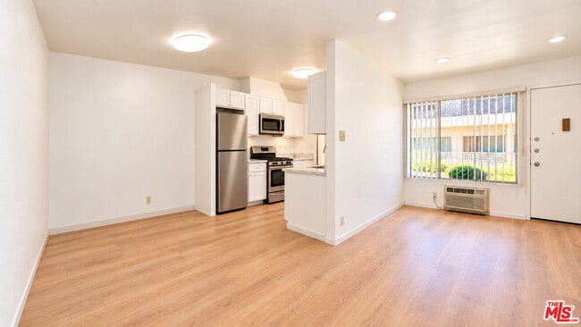 Building Photo - 633 Hayworth Ave Unit 3