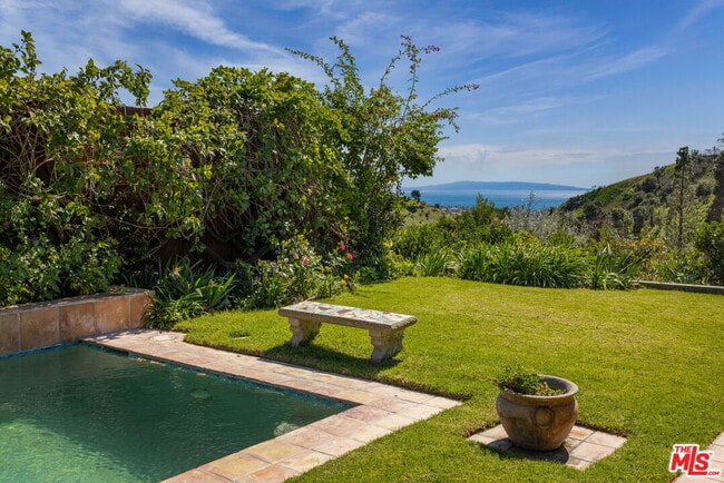 Building Photo - 1336 Bienveneda Ave