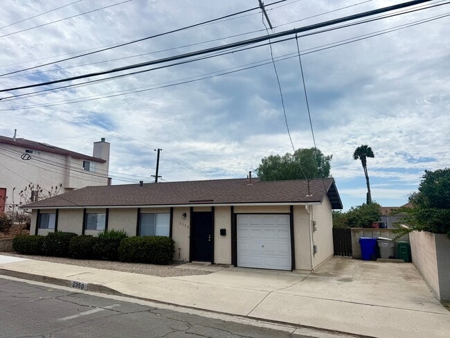 Building Photo - 3 Bedroom 2 Bath with Garage!