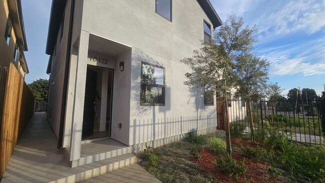 Photo - Graham(10422) Unit Graham(10422 1/2)