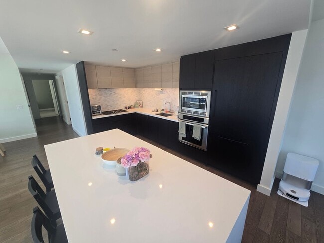 Photo - Savina by Bosa - Built 2020 - Bay & Downtown Views - 2 Parking Spots Unit 1304