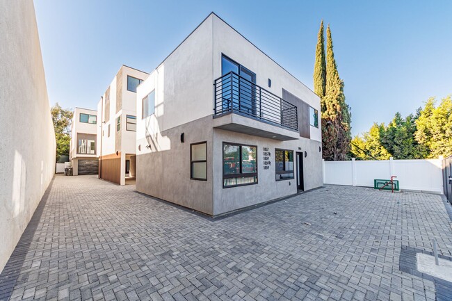 Building Photo - 1857 Crenshaw Blvd Unit #1855