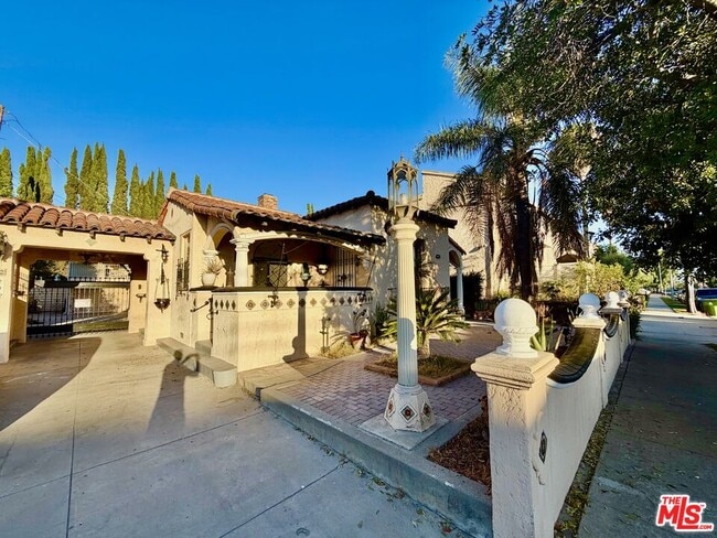 Building Photo - 6132 Whitsett Ave