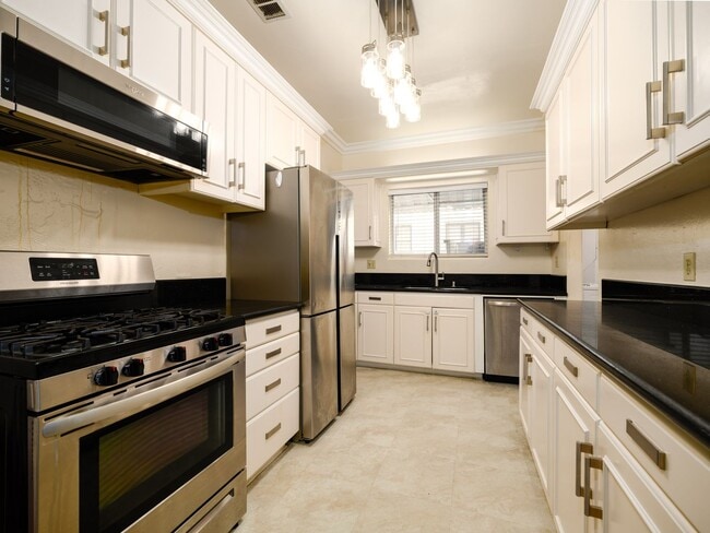 Building Photo - 152 N Arnaz Dr Unit B