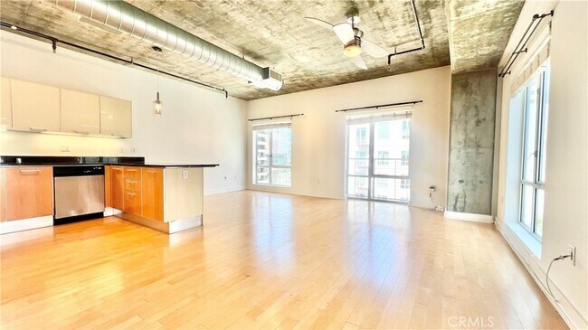 Photo - 645 W 9th St Unit 631