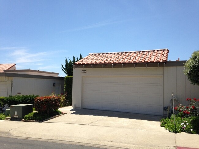 Building Photo - Single level 2-bedroom 2-bath home in private community of Ocean Hills
