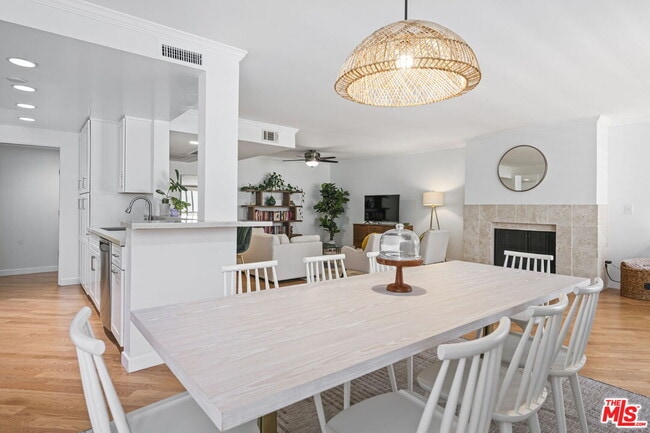 Photo - 725 S Barrington Ave Condo Unit 209