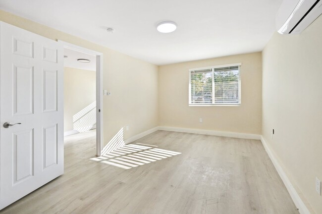 Photo - Large studio unit in a quiet Claremont Nei...