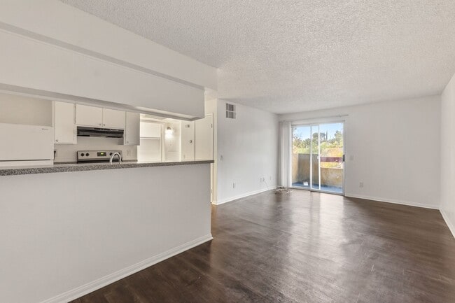 Building Photo - Updated 1BD/1BA Apartment in well maintained Complex in Sylmar. Unit 113