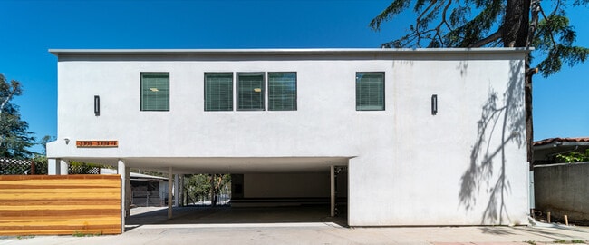 Building Photo - Hollywood Hills, tree lined street, perfec... Rental