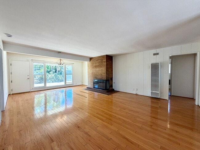 Building Photo - Charming 3 bedroom 2 bath townhouse