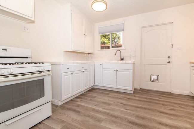Photo - Refreshed 2 Bed/1 Bath in the Heart of Pacific Beach- Close to the Beach + Bay! REDUCED DEPOSIT $... Unit 2076