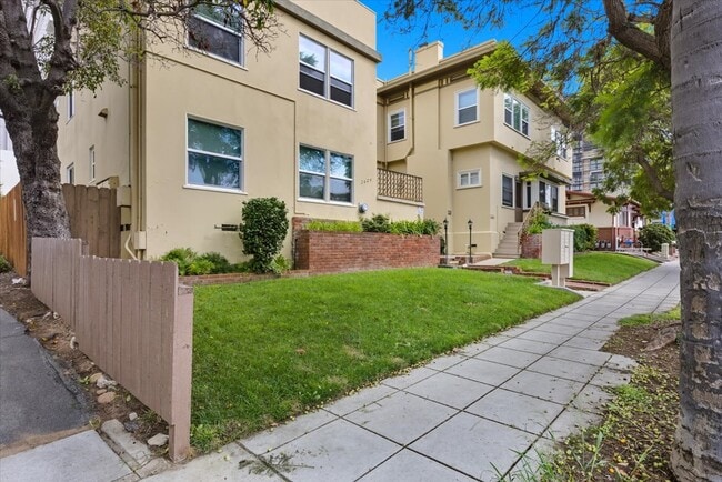 Building Photo - Palms Apartments