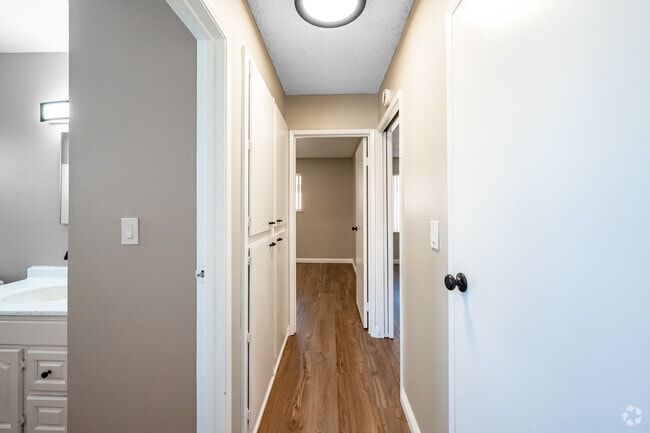 2BR, 1BA - 825SF - Hallway - Mayfield Park Apartments