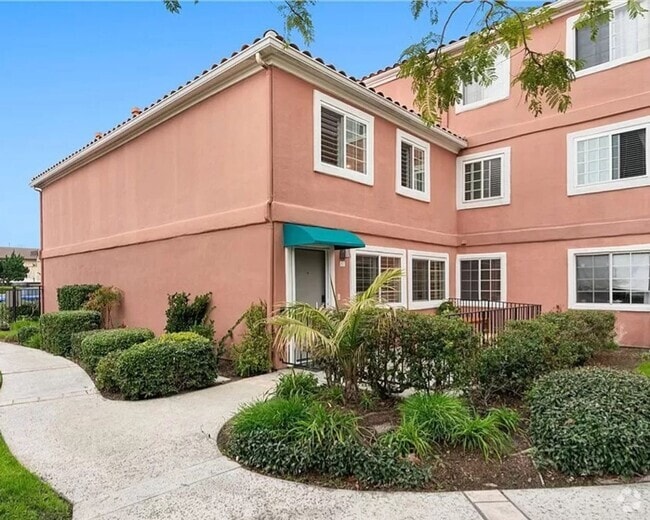 Building Photo - Explore the Allure of Coastal Living! Unit D42 Rental