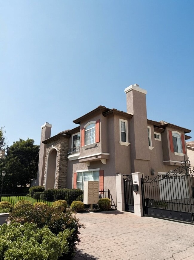 Photo - 339 California St