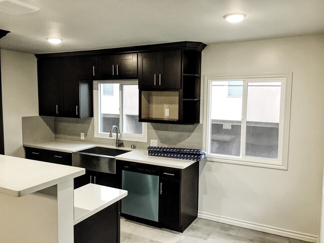 Building Photo - 1526 Corinth Ave